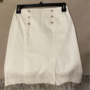 Jones New York Stretch white comfortable yet flattering skirt. Size 6P